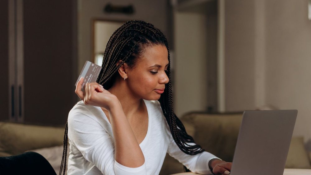 A customer paying online with her card at a laptop